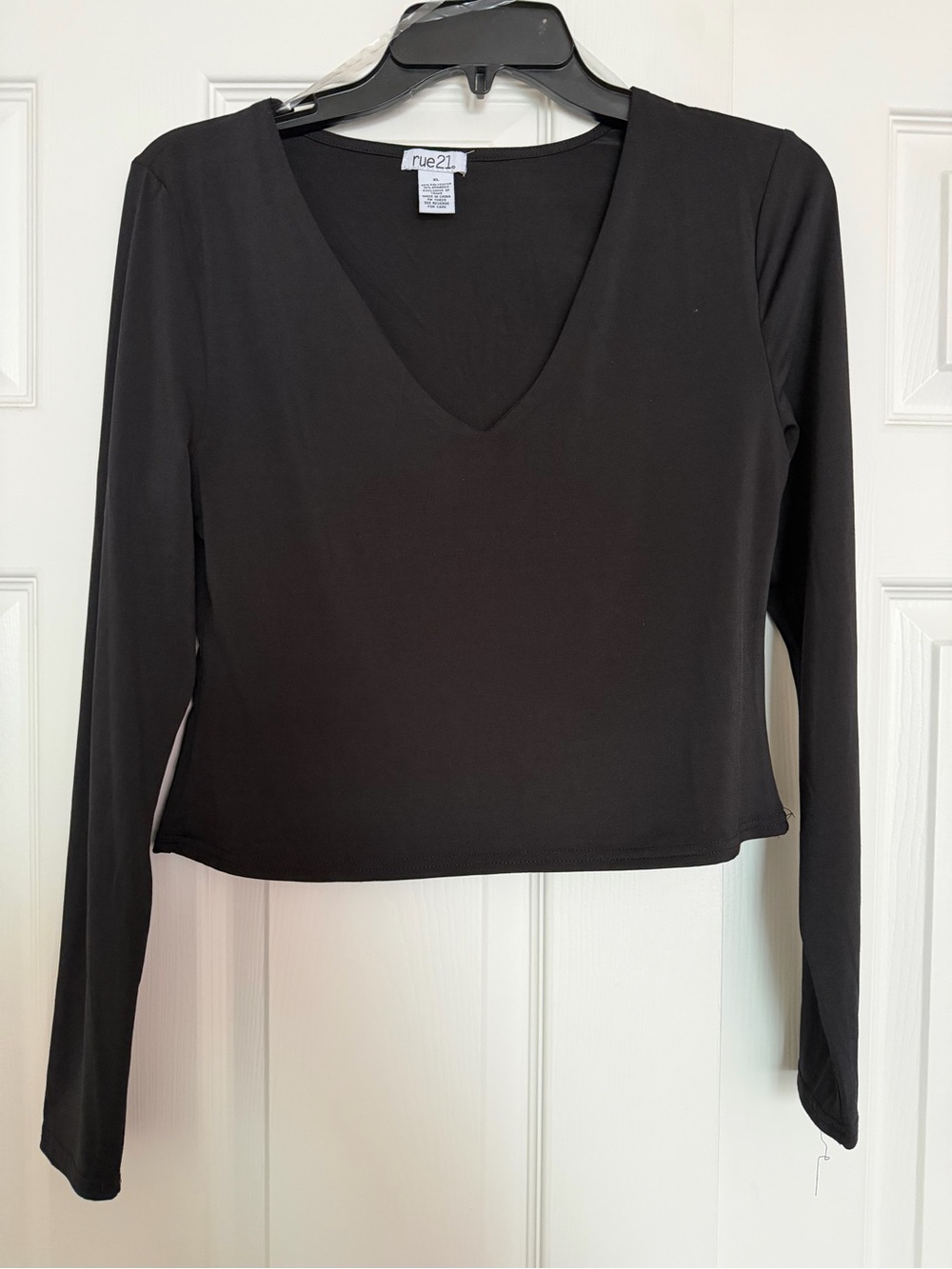 Rue21 Black Long-Sleeve V-Neck Crop Top